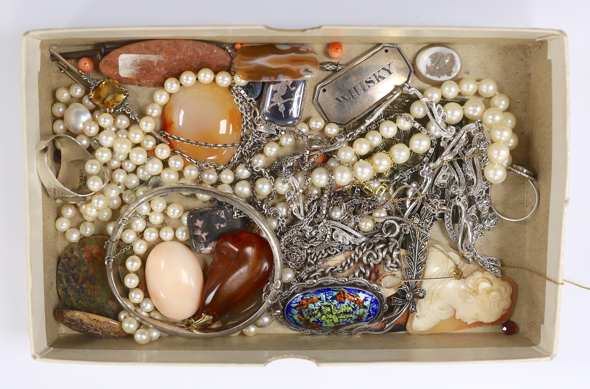 Mixed jewellery etc. including a 15ct and opal pendant, an unmounted chalcedony intaglio, silver wine label, silver bangle etc.